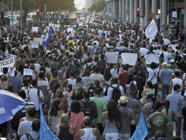  Alunos e professores das universidades Gama Filho e UniverCidade realizam um protesto para exigir que o MEC (Ministério da Educação) reconsidere o descredenciamento das instituições (Foto: Fabio Teixeira/Folhapress)