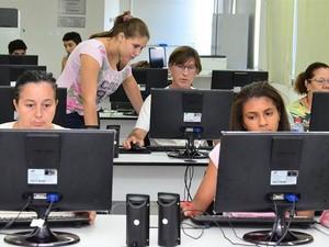 Estudantes durante aula de informática em Votuporanga (Foto: Divulgação / Prefeitura Votuporanga)
