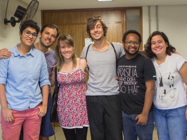 Estudante Isabella Lima (esquerda) com equipe de filmagem (Foto: Isabella Lima/Arquivo Pessoal)