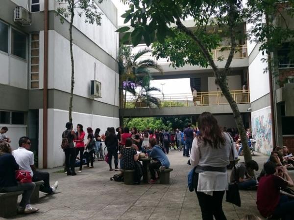 Muitos estudantes deixaram local de prova às 19h, mas outros já deixaram as salas antes das 16h (Foto: Carolina Lopes/G1)