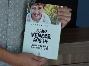 Livro está sendo produzido em uma gráfica no Rio de Janeiro (Foto: Tássio Andrade/G1)