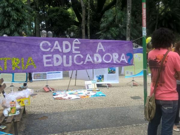 Manifestação PIBID Juiz de Fora (Foto: Roberta Oliveira/ G1)