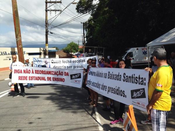 Grupo fez protesto em frente a Ponte Pênsil, em São Vicente (Foto: Orion Pires/G1)