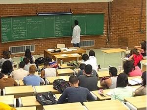 Professor dá aula em sala da UnB (Foto: Isa Lima/UnB Agência)