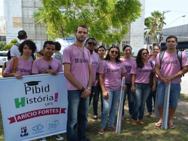 Alunos de licenciatura protestam contra cortes de bolsas federais