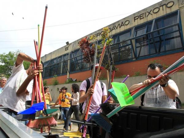 Alunos limpam salas, recolhem lixo e desocupam escola 