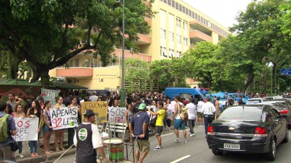 Alunos, servidores e terceirizados da Uerj fazem manifestação