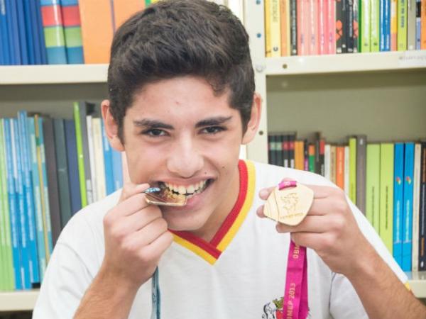 Bicampeão em matemática, aluno de 14 anos aprendeu a contar com o avô