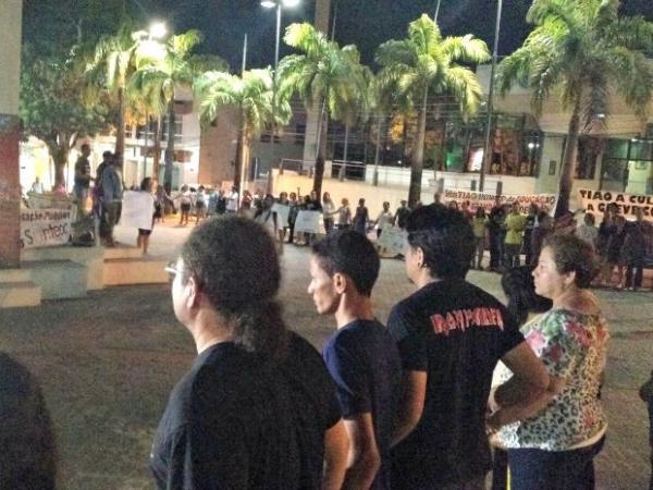 Com corrente humana, sindicatos da Educação fazem protesto no Acre 