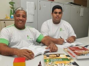 Luiz superou o desemprego com a ajuda do filho Yan (Foto: Fernando Madeira/ A Gazeta)