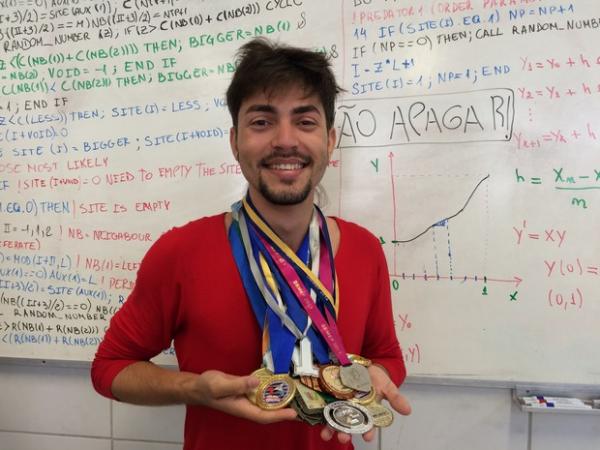 José Monteiro mostra algumas de suas 40 medalhas (Foto: Carolina Sanches/G1)