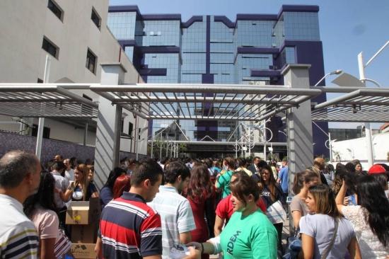 Candidatos para ao exame da OAB chegam para a prova na Rua Vergueiro, na Faculdade Uninove, em São Paulo. 25/04/2013