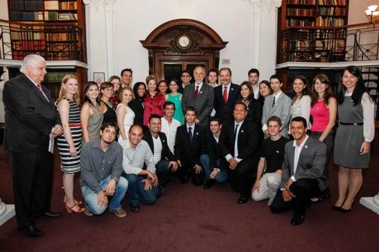 Presidente Dilma Rousseff (PT) posa para foto com estudantes do Programa Ciência sem Fronteiras durante visita ao Museu da Ciência, em Londres, na Inglaterra
