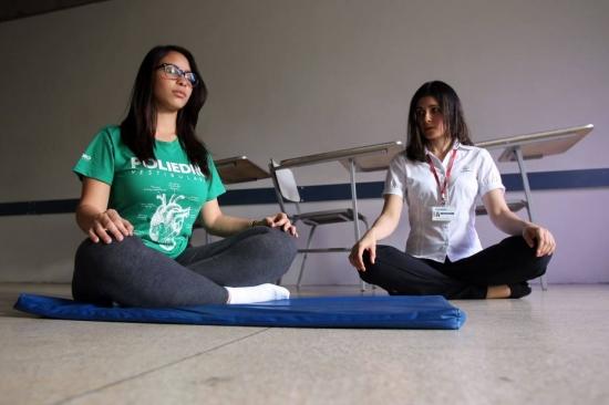 A menos de um mês para o exame do Enem, as escolas estaão adotando práticas para relaxar os alunos, como Camila Gomes