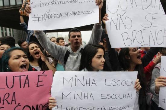 Alunos da rede estadual realizam uma manifestação na pista sentido Consolação da Avenida Paulista. O grupo protesta contra as mudanças que o governo pretende promover para reestruturar o ensino das escolas estaduais paulistas