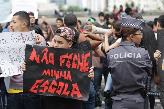 Alunos da rede estadual realizam uma manifestação na pista sentido Consolação da Avenida Paulista. O grupo protesta contra as mudanças que o governo pretende promover para reestruturar o ensino das escolas estaduais paulistas