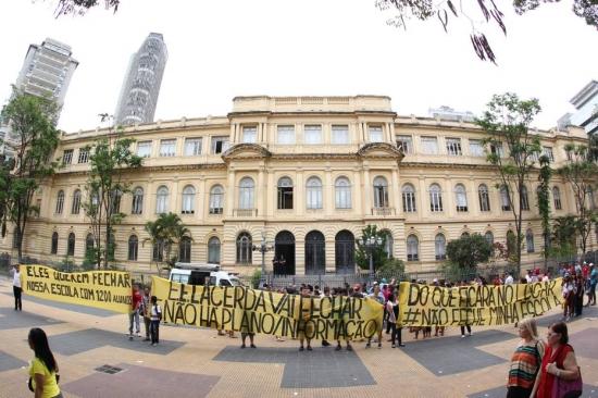 Pais, alunos e professores de escola estadual protestaram contra mudança