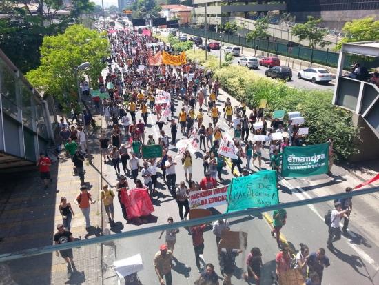 O grupo se concentrou no Largo da Batata e iniciou a passeata por volta das 10h