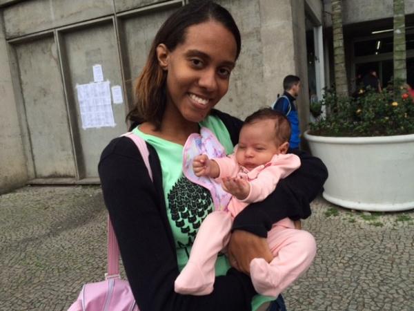 Dandara de Oliveira amamentou a filha durante o Enem (Foto: Cristina Boeckel/G1)
