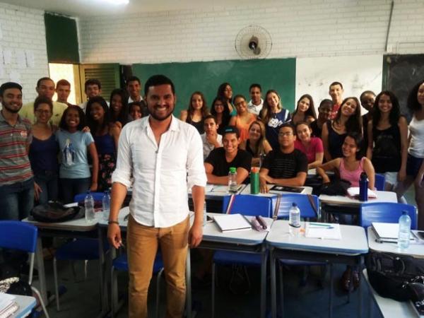 Rubenilson com estudantes do cursinho Galt na sala cedida em escola pública da Asa Norte (Foto: Galt/Divulgação)