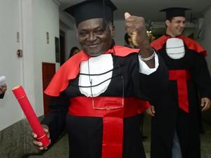 Pedreiro realiza sonho e recebe diploma de graduação em Direito, espírito santo (Foto: Ricardo Medeiros/ A Gazeta)