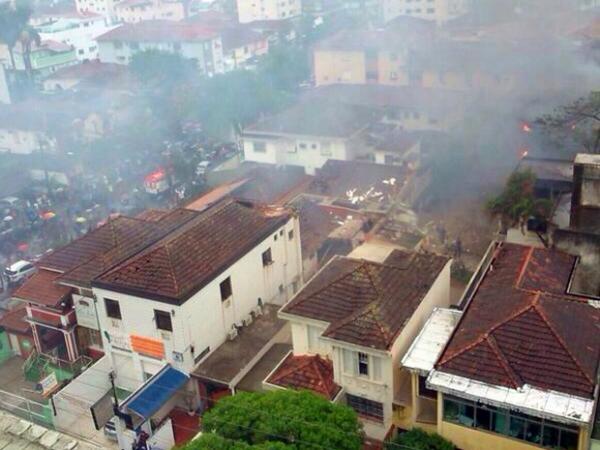 Helicóptero caiu ao lado de academia em Santos, SP (Foto: G1)