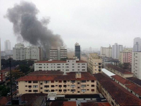 Fumaça tomou conta da região após queda de helicóptero em Santos, SP (Foto: TAssio Ricardo/Arquivo Pessoal)
