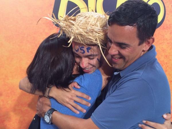 Felipe Chiodi com a pai e a irmã comemora a aprovação em agronomia (Foto: Luiza Tenente/ G1)