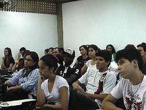 Alunos do cursinho na sala de aula da Unesp de Araraquara (Foto: Renata Braga/Dlvulgação)
