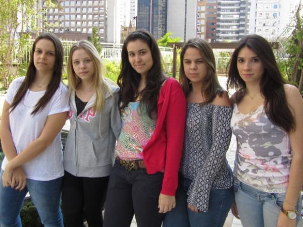 Isabella Marinelli e amigas que estudam medicina não conseguiram contrato com o Fies. (Foto: Will Soares/G1)