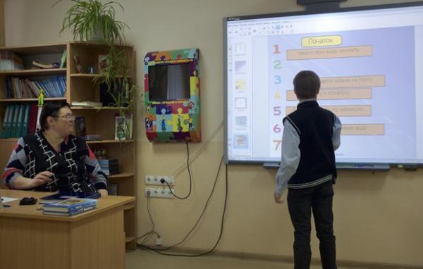 Professora observa alunos respondendo à pergunta, enquanto aula é transmitida online para outros estudantes em Donetsk, na Ucrânia (Foto: Balint Szlanko/AP)