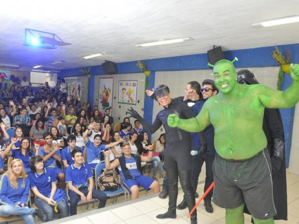 Professor se fantasia de Shrek para animar estudantes no Espírito Santo (Foto: Marcelo Prest/A Gazeta)