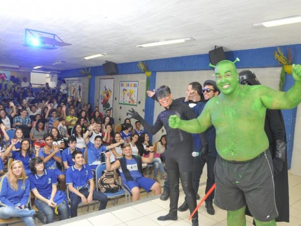 Professor se fantasia de Shrek para animar estudantes no Espírito Santo (Foto: Marcelo Prest/A Gazeta)