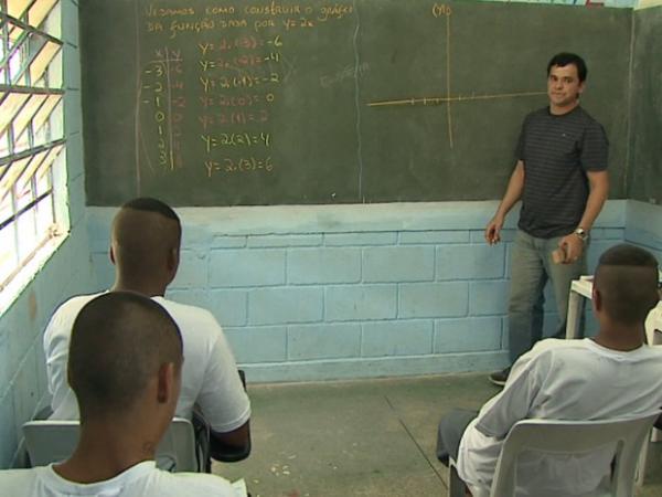 Professor Hugo Tortorelli dá aula para finalistas da Obmep na Fundação Casa de Araraquara (Foto: Marlon Tavoni/EPTV)