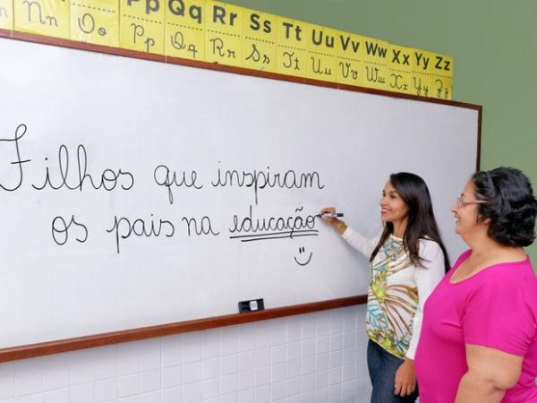 Leilaine Chagas dá aula de português para a mãe, dona Selma, que voltou a estudar por incentivo das filhas (Foto: Marcelo Moryan/ A Gazeta)