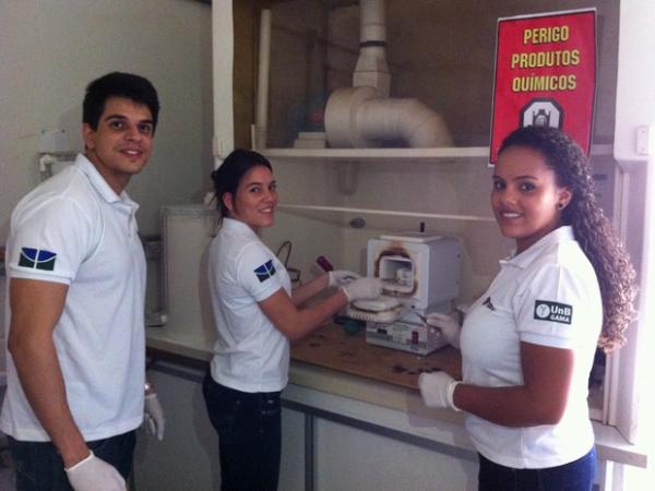 Eduardo e Luiza Araújo e Priscila Gonçalves no laboratório da UnB (Foto: Gabriel Luiz/G1)