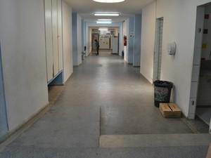 Escola tem rampas em corredores e banheiros para garantir acessibilidade (Foto: Krystine Carneiro/G1)