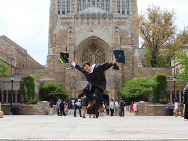 Daniel na Universidade Yale, nos EUA, onde concluiu o mestrado (Foto: Arquivo pessoal)