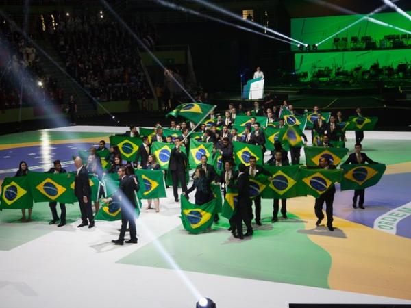 Delegação anfitriã maior de todas fez tremer o ginásio (Foto: Paulo Amêndola)