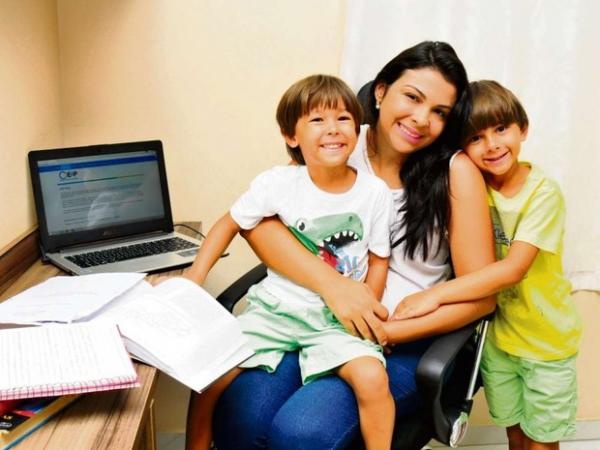 Deyseane Ferreira dos Santos Tesch faz duas pós-graduações na modalidade virtual (Foto: Fernando Madeira/ A Gazeta)