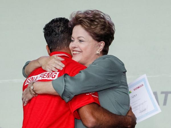 Dilma ao entregar diploma a formando em cerimônia de formatura de alunos do Pronatec, em Belo Horizonte (Foto: Ricardo Stuckert / PR)