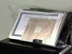 Documentos foram apreendidos na casa do vice-diretor da escola de Santo Antônio de Posse (Foto: Reprodução / EPTV)