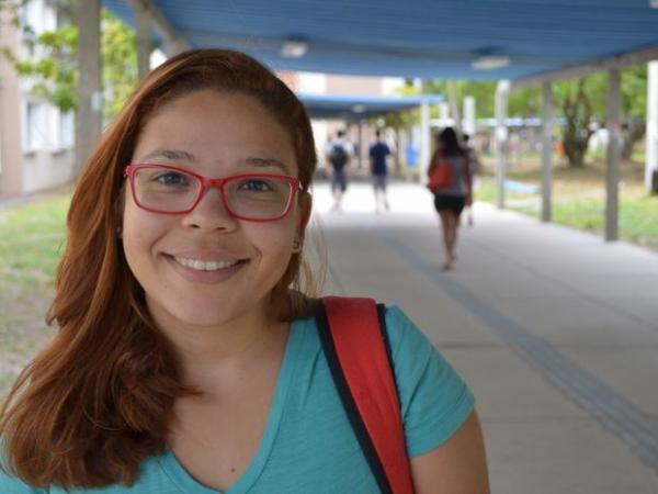 Mariana Alves Figueiroa aproveitou pausa nas aulas para estudar em casa (Foto: Marina Fontenele/G1)