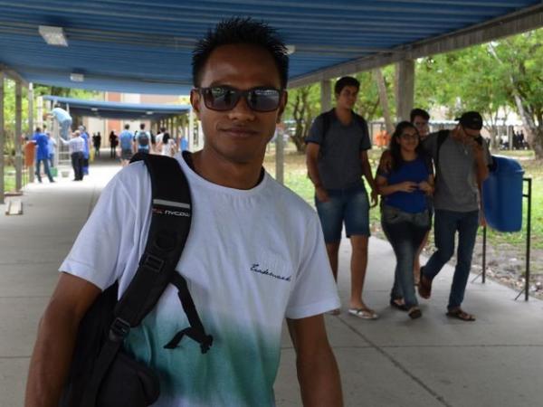 Taviano dos Santos Soares saiu do Timor Leste para estudar em Sergipe e se surpreendeu com demora na greve (Foto: Marina Fontenele/G1)