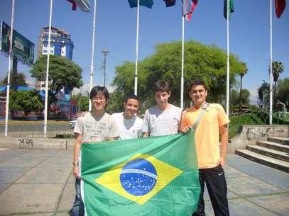 Franco Severo, o segundo da esquerda para a direita, acredita que o destaque em Olimpíadas internacionais ajudou a manter a bolsa de 100% Foto: Arquivo Pessoal / Divulgação