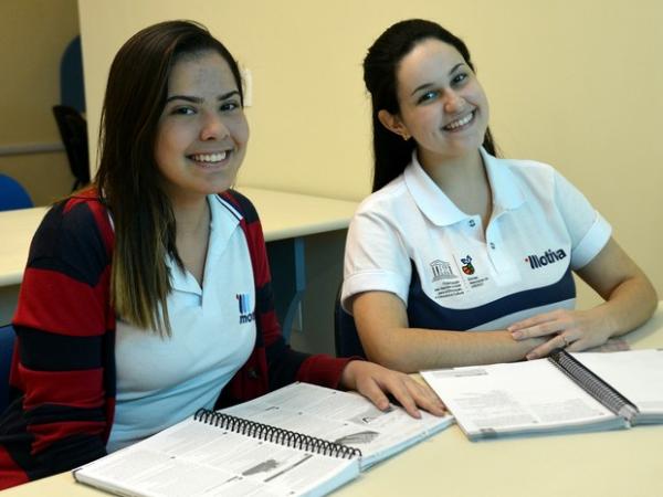 Larissa Cardoso e Giovanna Malheiros vão tentar vaga no curso de Medicina e estudam, pelo menos, cinco horas por dia (Foto: Krystine Carneiro/G1)
