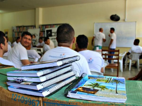 Projeto também prepara detentos para Exame Nacional para Certificação de Competências de Jovens e Adultos (Encceja) (Foto: Sérgio Rodrigues / G1 AM)