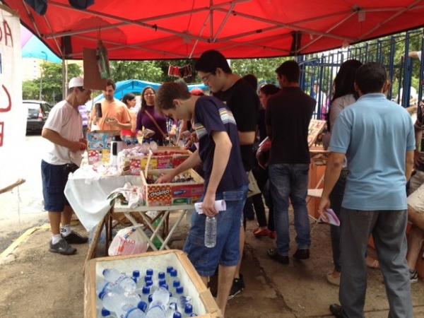 Ambulantes aproveitam enem para vender agua, caneta, lápis e chocolate na porta da PUC Goiás, em Goiânia (Foto: Gabriela Lima/ G1)
