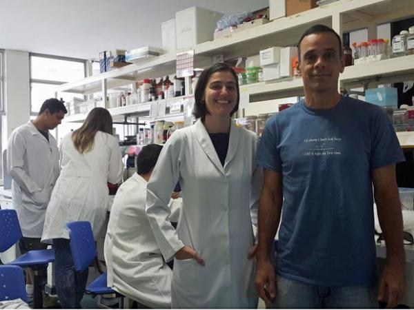 A doutoranda Isabel Torres e o professor Guilherme Santos, que desenvolveram pesquisa sobre câncer na Universidade de Brasília (Foto: Raquel Morais/G1)