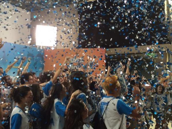 Estudantes jogam papel picado para o alto para comemorar aprovação na Fuvest (Foto: Luiza Tenente/ G1)